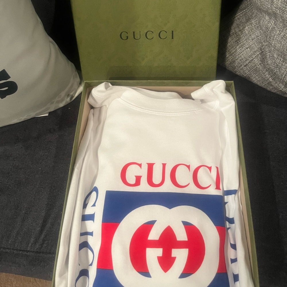 Authentic Gucci White Sweatshirt with Red & Blue Logo tee size XS,fits like a M